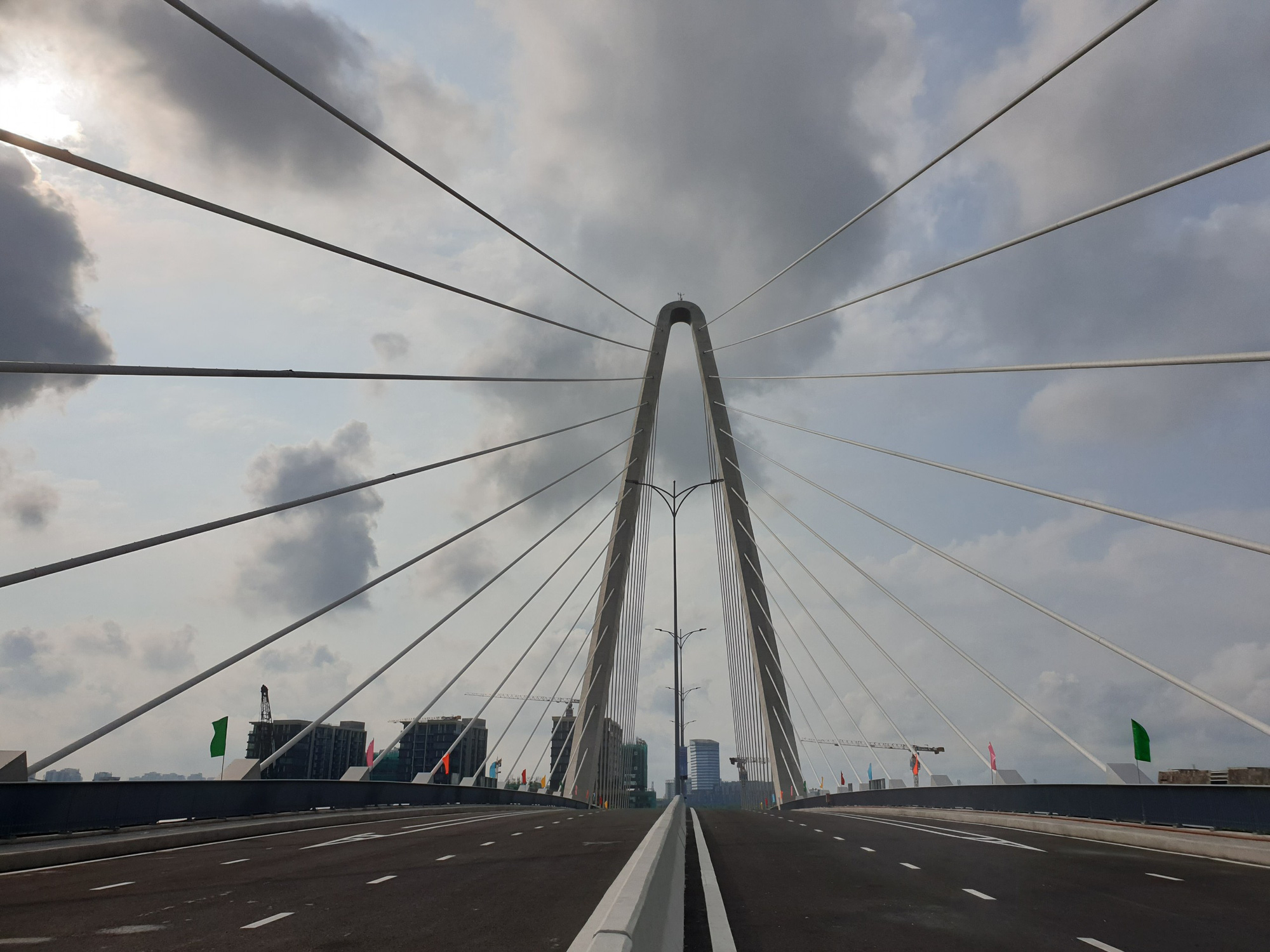 Ho Chi Minh City officially opened Thu Thiem 2 bridge after 7 years of construction - Photo 3.