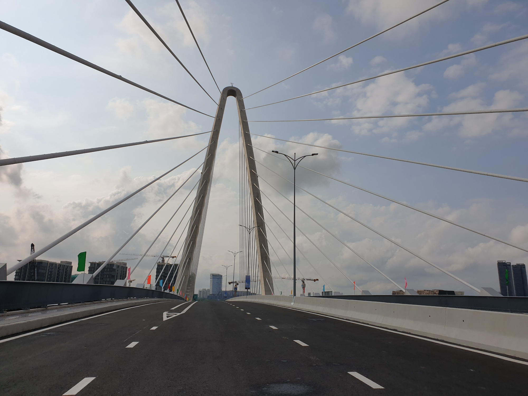 Ho Chi Minh City officially opened Thu Thiem 2 bridge after 7 years of construction - Photo 4.