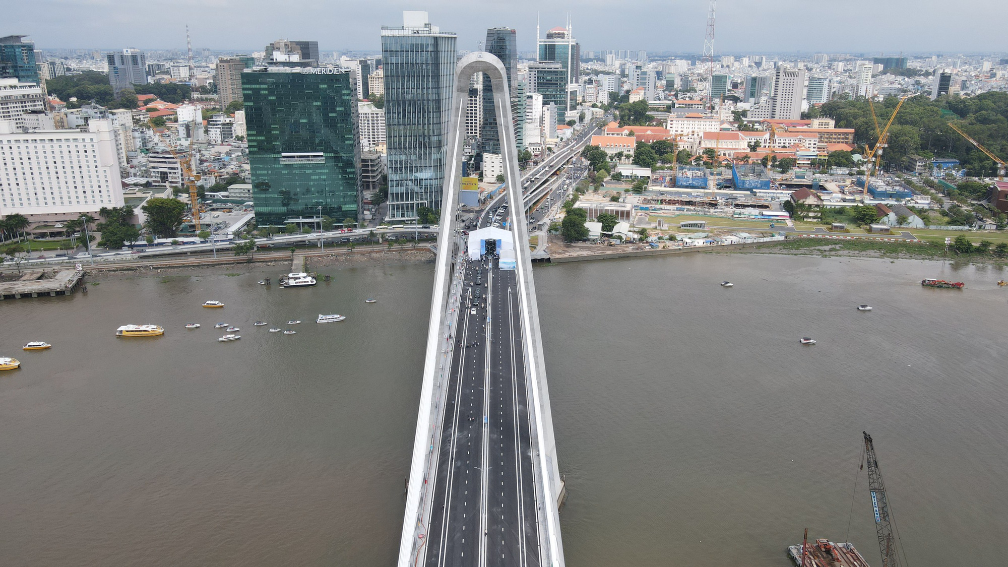 Ho Chi Minh City officially opened Thu Thiem 2 bridge after 7 years of construction - Photo 2.