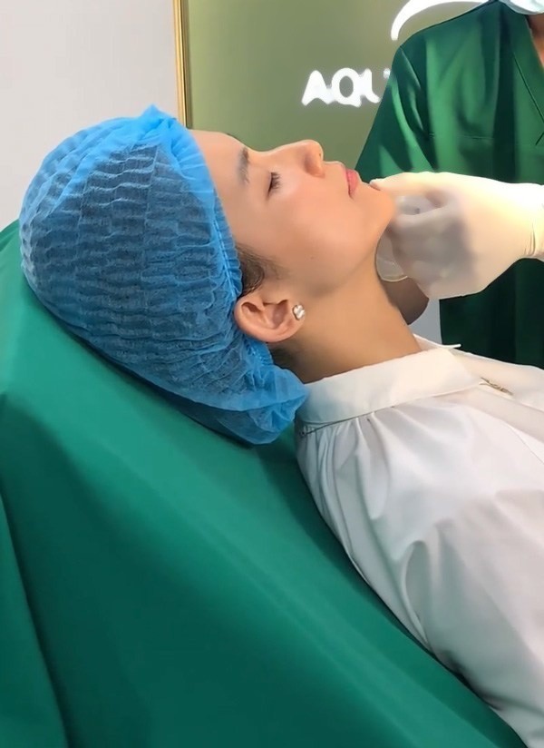 Cựu Hoa hậu Ho&agrave;n vũ Việt Nam khoe da mặt vi diệu, nh&igrave;n v&ograve;ng một mới thấy bất ngờ - Ảnh 6.
