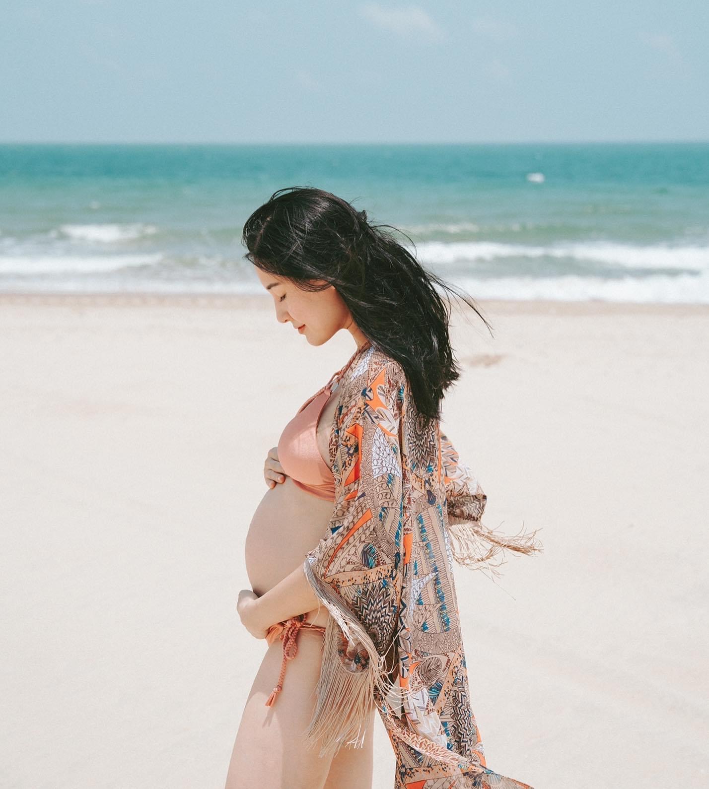 Kathy Uyen posted a photo of her big pregnant belly at 24 weeks, how is her beauty praised?  - Photo 2.