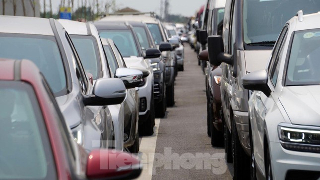 Stop taking cars to Cat Ba for the holidays, how do tourists move?  - Photo 2.