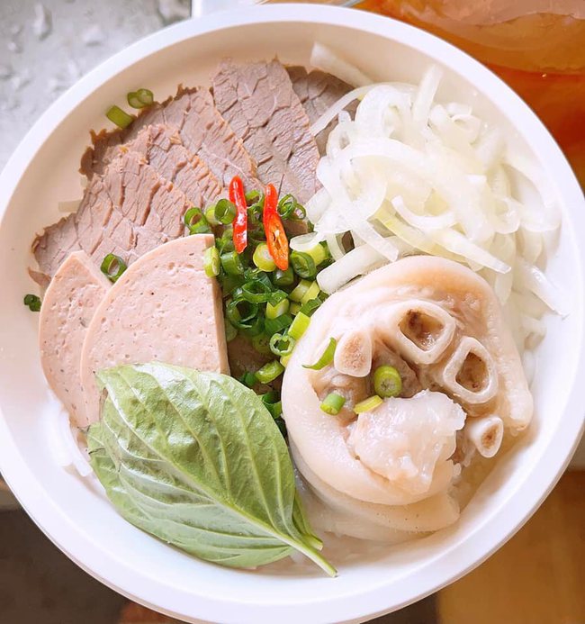 Hue beef vermicelli is included in the lunches of Japanese elementary schools, and netizens wonder if something important is missing - Photo 2.