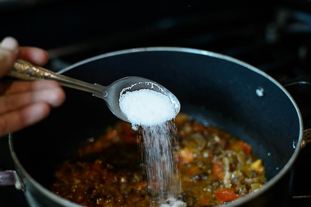 This is a mistake when seasoning fish sauce, salt, and sugar into food, which should be removed immediately before injuring the body and carrying all kinds of diseases - Photo 4.