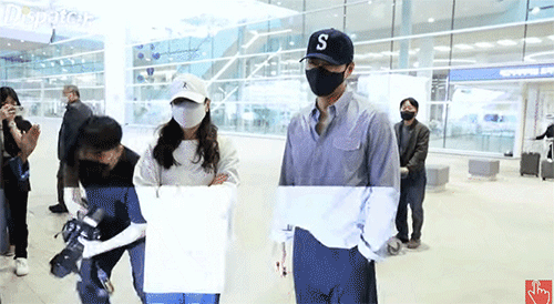 Rộ nghi vấn BinJin đi 2 về 3 sau trăng mật: Son Ye Jin mang thai con đầu lòng, 1 câu nói của Hyun Bin ở sân bay hé lộ hết - Ảnh 3. Rộ nghi vấn BinJin đi 2 về 3 sau trăng mật: Son Ye Jin mang thai con đầu lòng, 1 câu nói của Hyun Bin ở sân bay hé lộ hết - Ảnh 3.