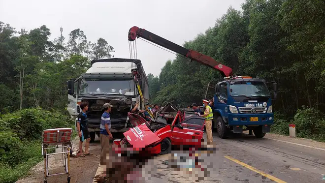 Gia đình 4 người gặp nạn sau va chạm nghiêm trọng: 1 người tử vong, 3 người nguy kịch - Ảnh 2.