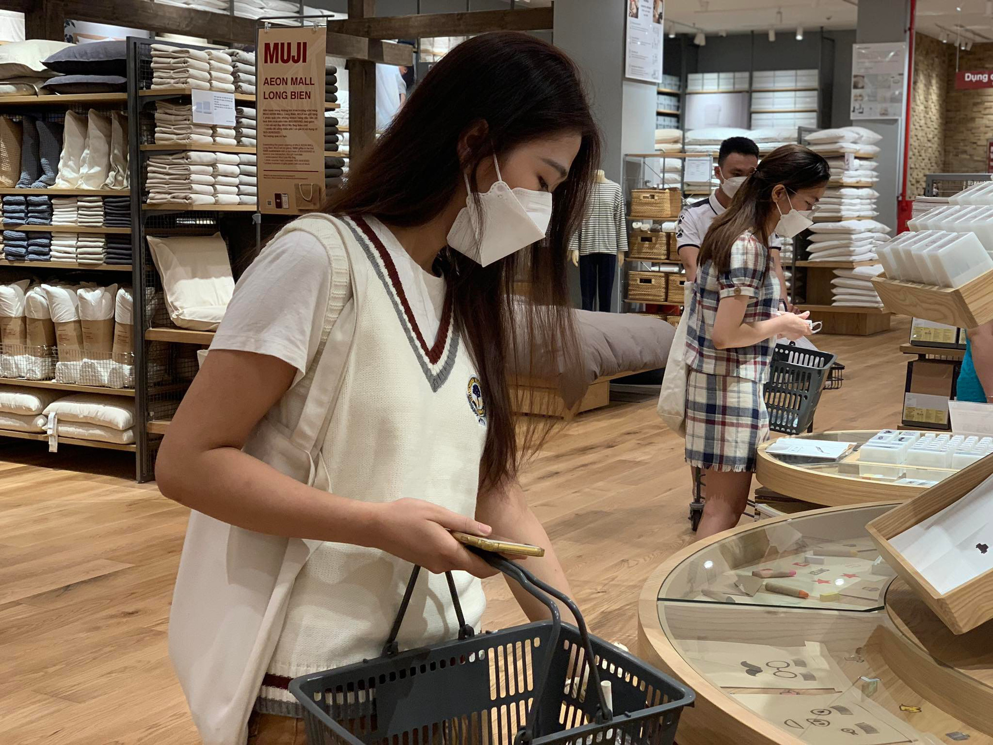MUJI opened the 3rd store at Aeon Mall Long Bien: People lined up long since early in the morning, so good and beautiful clothes with great deals from 199k - Photo 10. MUJI opened the 3rd store at Aeon Mall Long Bien: People lined up long since early in the morning, so good and beautiful clothes with great deals from 199k - Photo 10.