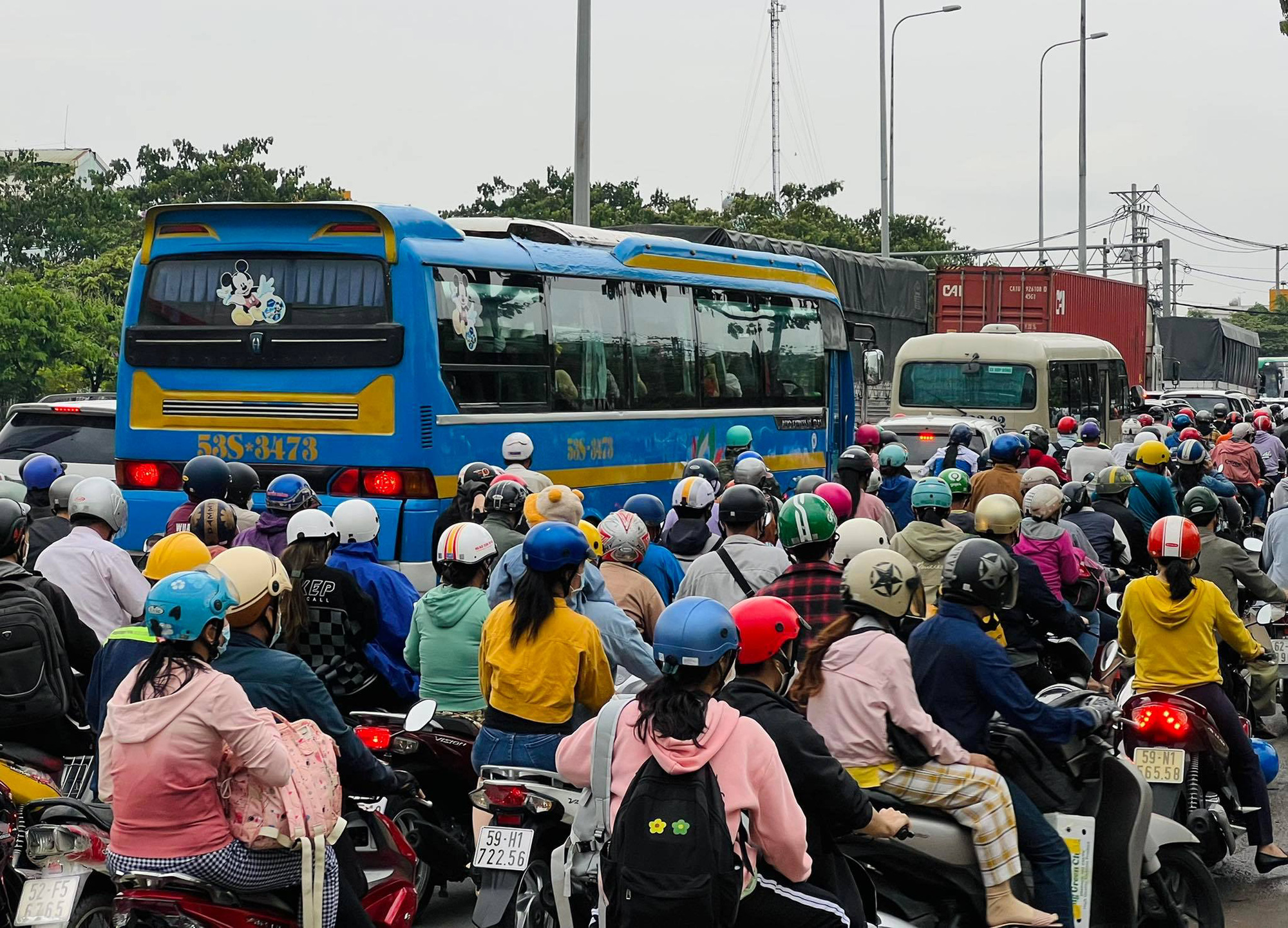 Người dân Hà Nội và Sài Gòn đổ xô về quê nghỉ lễ 30/4 - 1/5, mọi ngả đường ùn tắc kéo dài - Ảnh 35.
