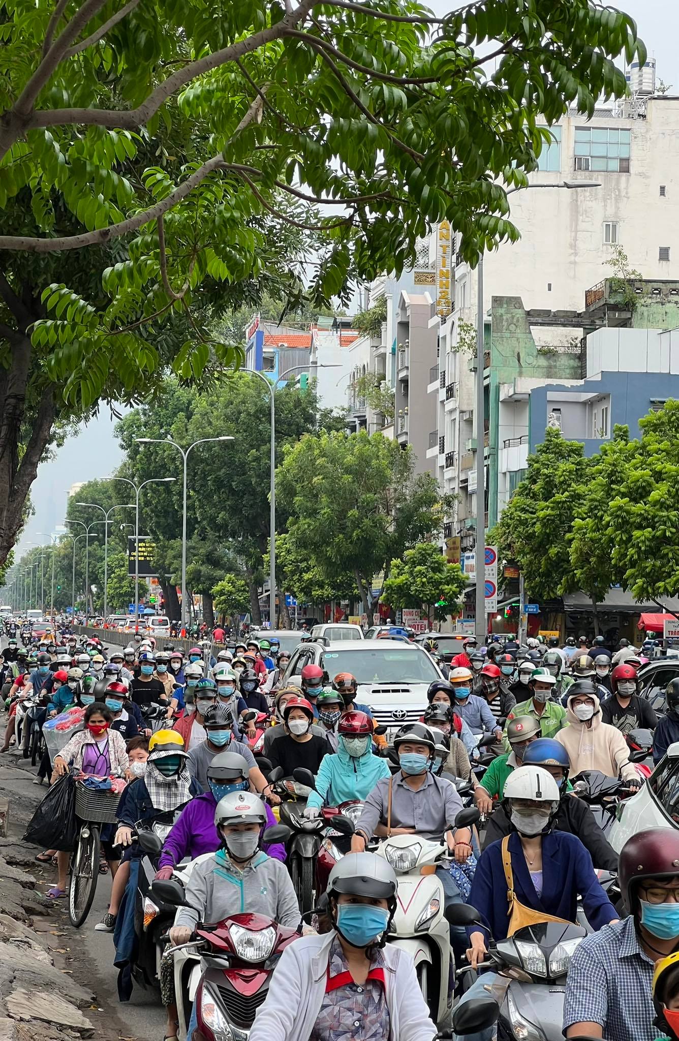 Người dân Hà Nội và Sài Gòn đổ xô về quê nghỉ lễ 30/4 - 1/5, mọi ngả đường ùn tắc kéo dài - Ảnh 26.
