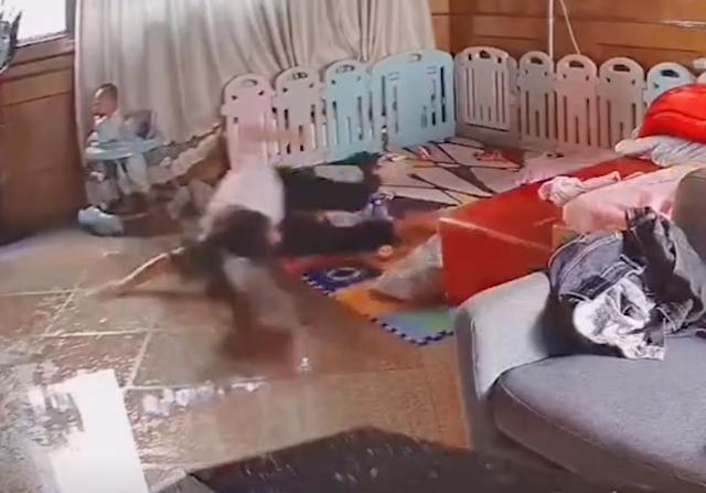 Mẹ trượt ngã gãy xương vì nghe tiếng con khóc ngoài phòng khách, hình ảnh trong đoạn camera khiến dân mạng đau đớn thay - Ảnh 2.