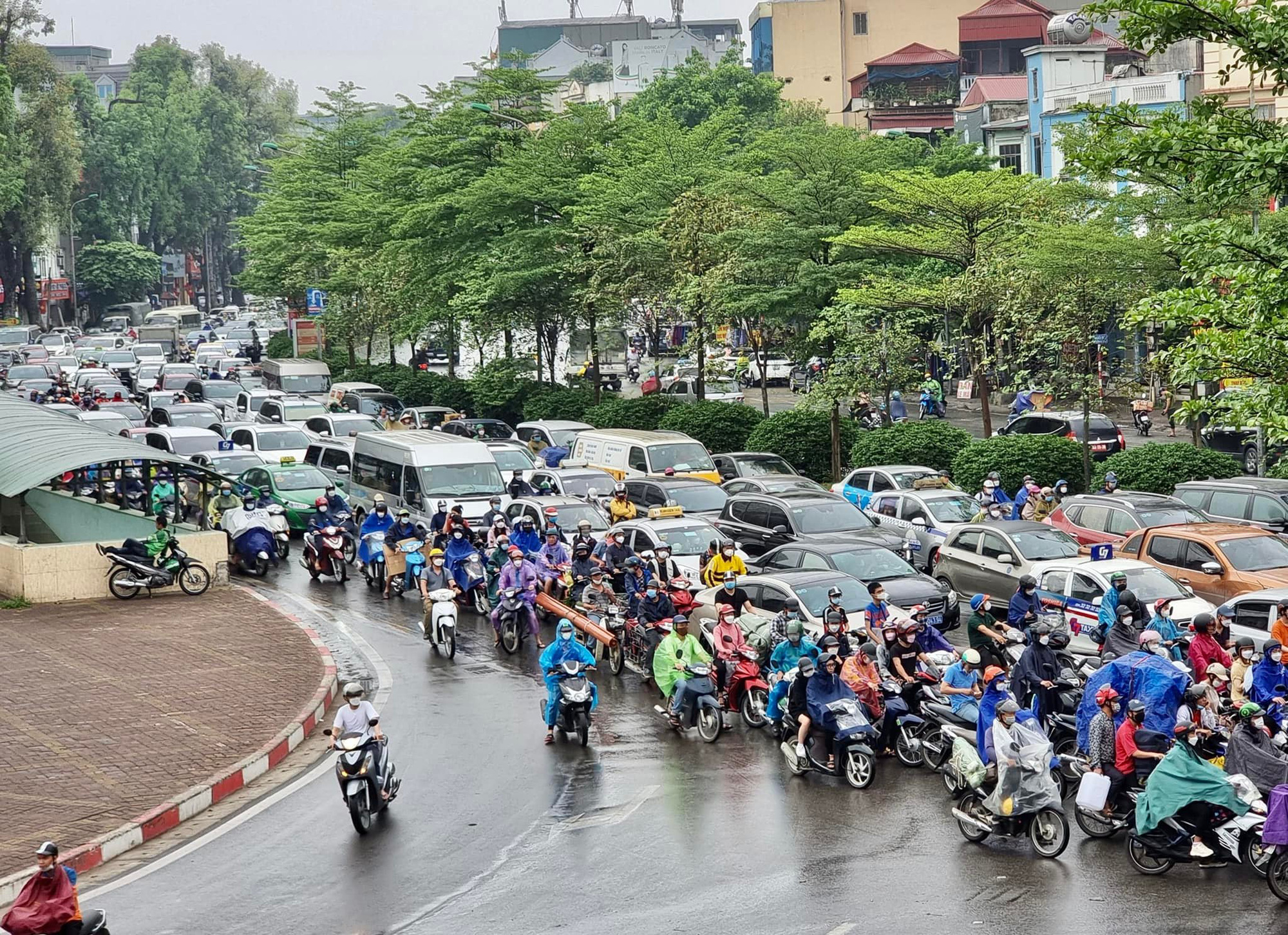 Người dân Hà Nội và Sài Gòn đổ xô về quê nghỉ lễ 30/4 - 1/5, mọi ngả đường ùn tắc kéo dài - Ảnh 17.