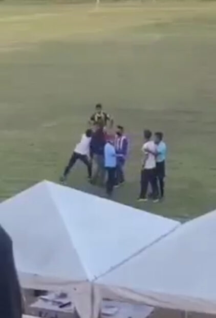 Trọng tài Thái Lan ăn đấm ngay trên sân cỏ, trận đấu chìm trong hỗn loạn - Ảnh 1.