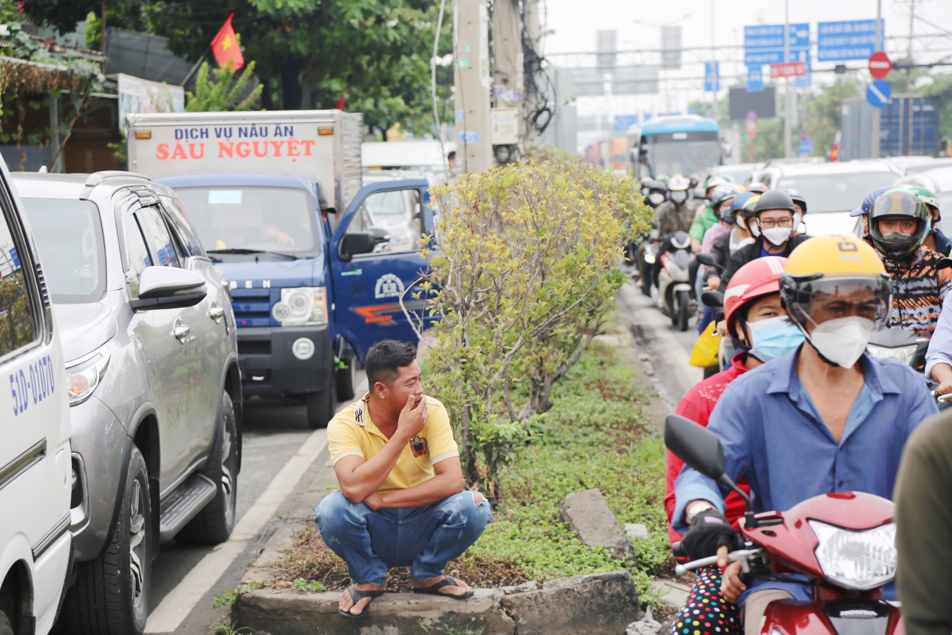 People go to the ceremony on April 30, the road to Vung Tau is jammed, the driver gets off the bus and chats, eats bread for 2 hours and still has not been moved - Photo 1.