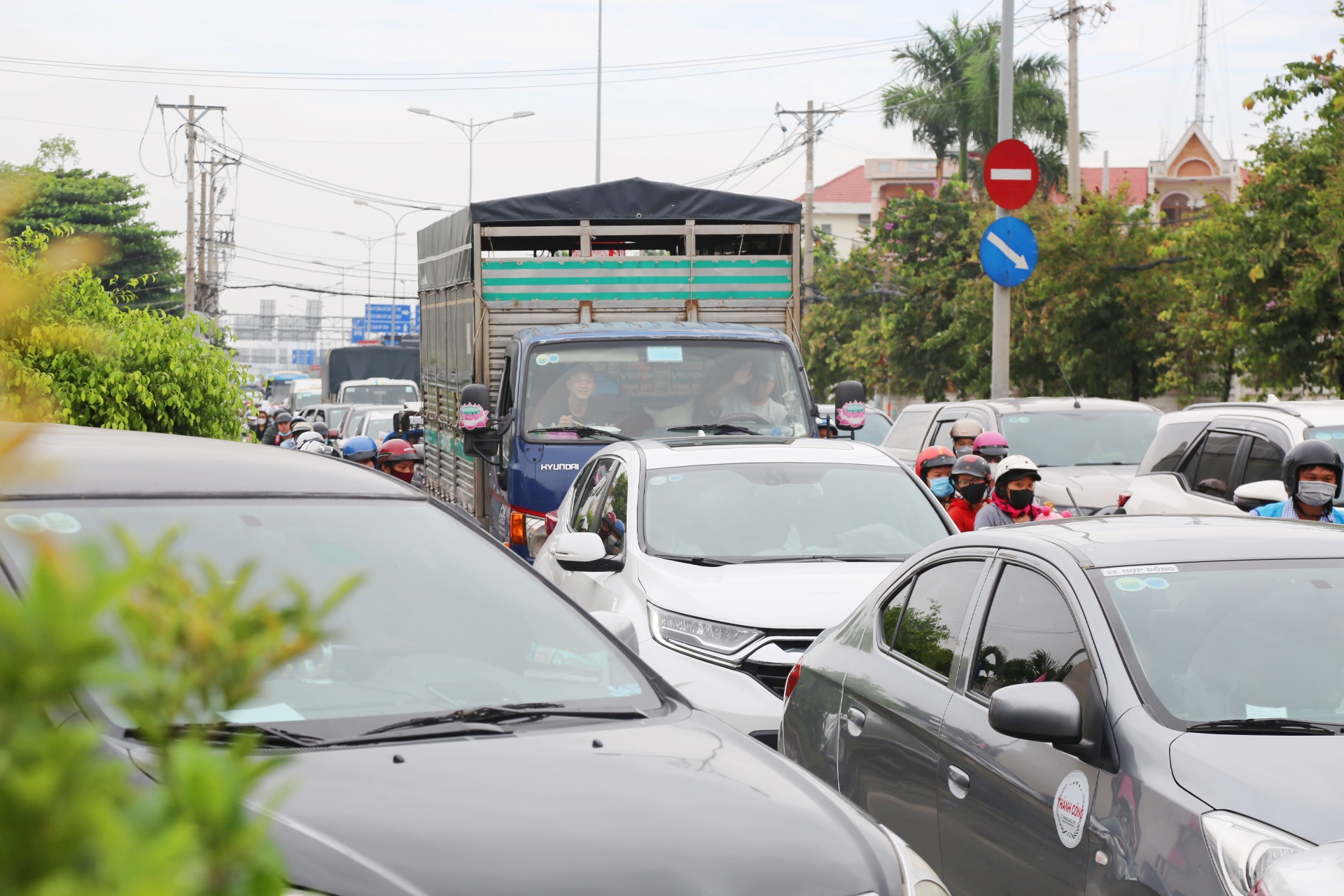 People went to the festival on April 30, the road to Vung Tau was jammed, the driver got off the bus to chat, eat bread for 2 hours and still have not moved - Photo 12. People went to the festival on April 30, the road to Vung Tau was jammed, the driver got off the bus to chat, eat bread for 2 hours and still have not moved - Photo 12.