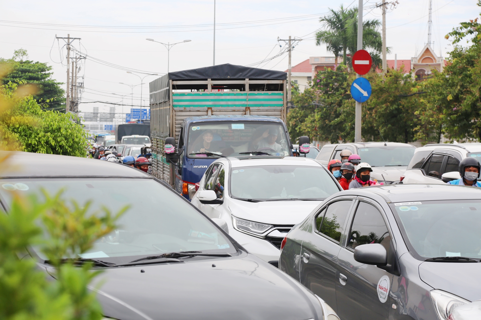 People went to the festival on April 30, the road to Vung Tau was jammed, the driver got off the bus to chat, eat bread for 2 hours and still have not moved - Photo 12.