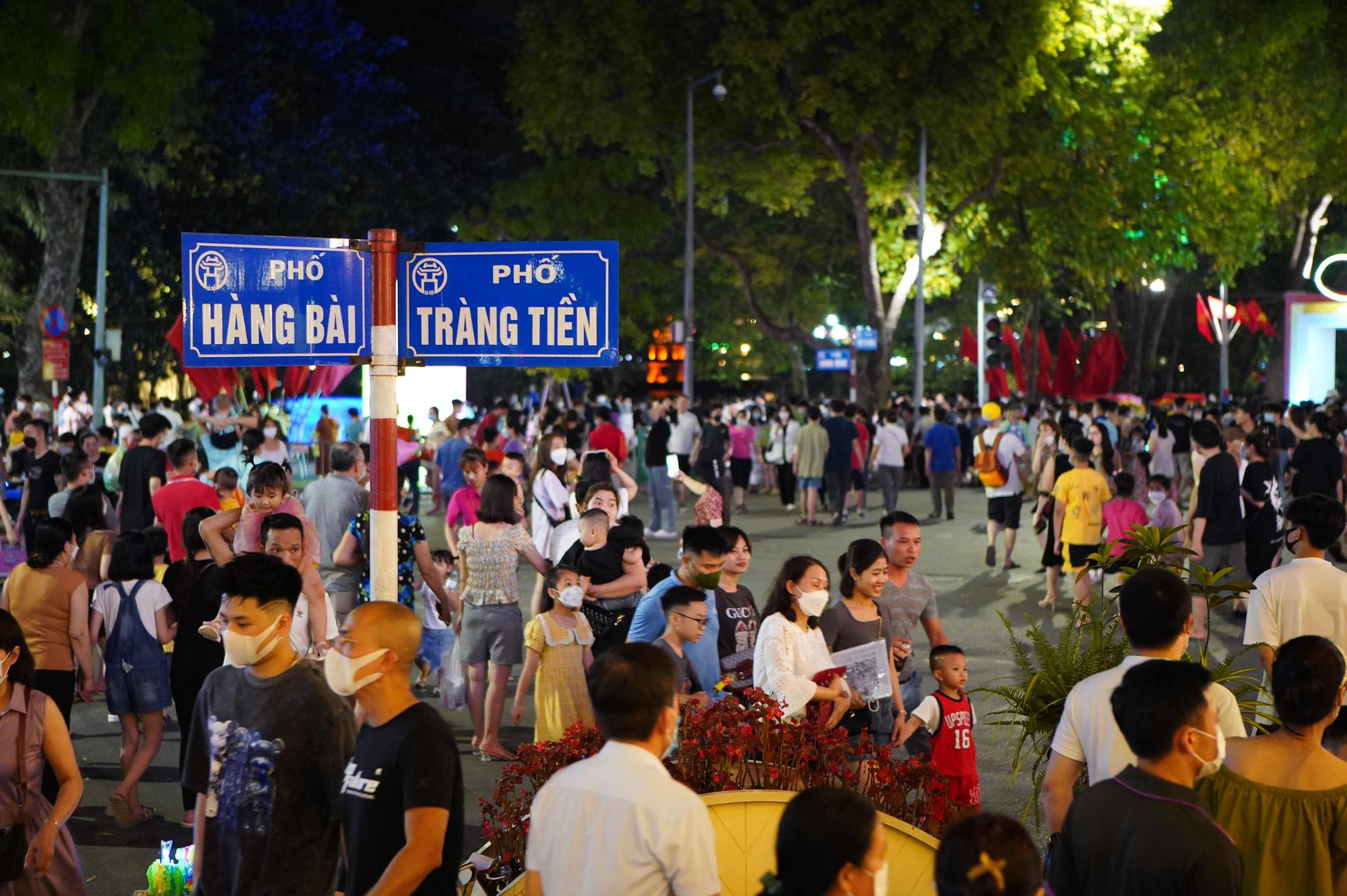 Không khí tối 30/4: Người dân háo hức xem bắn pháo hoa tại TP.HCM, nhiều điểm du lịch đông nghịt - Ảnh 8.