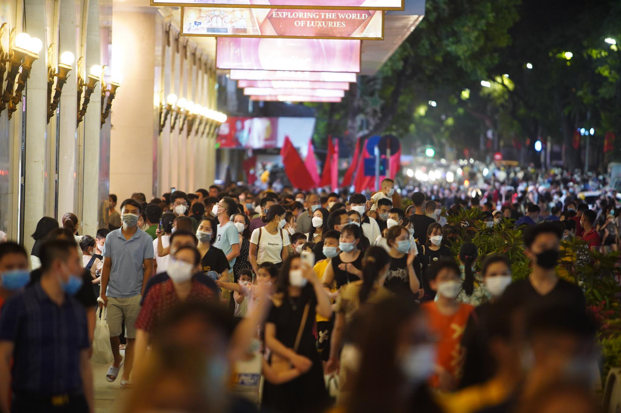 Không khí tối 30/4: Người dân háo hức xem bắn pháo hoa tại TP.HCM, nhiều điểm du lịch đông nghịt - Ảnh 7.