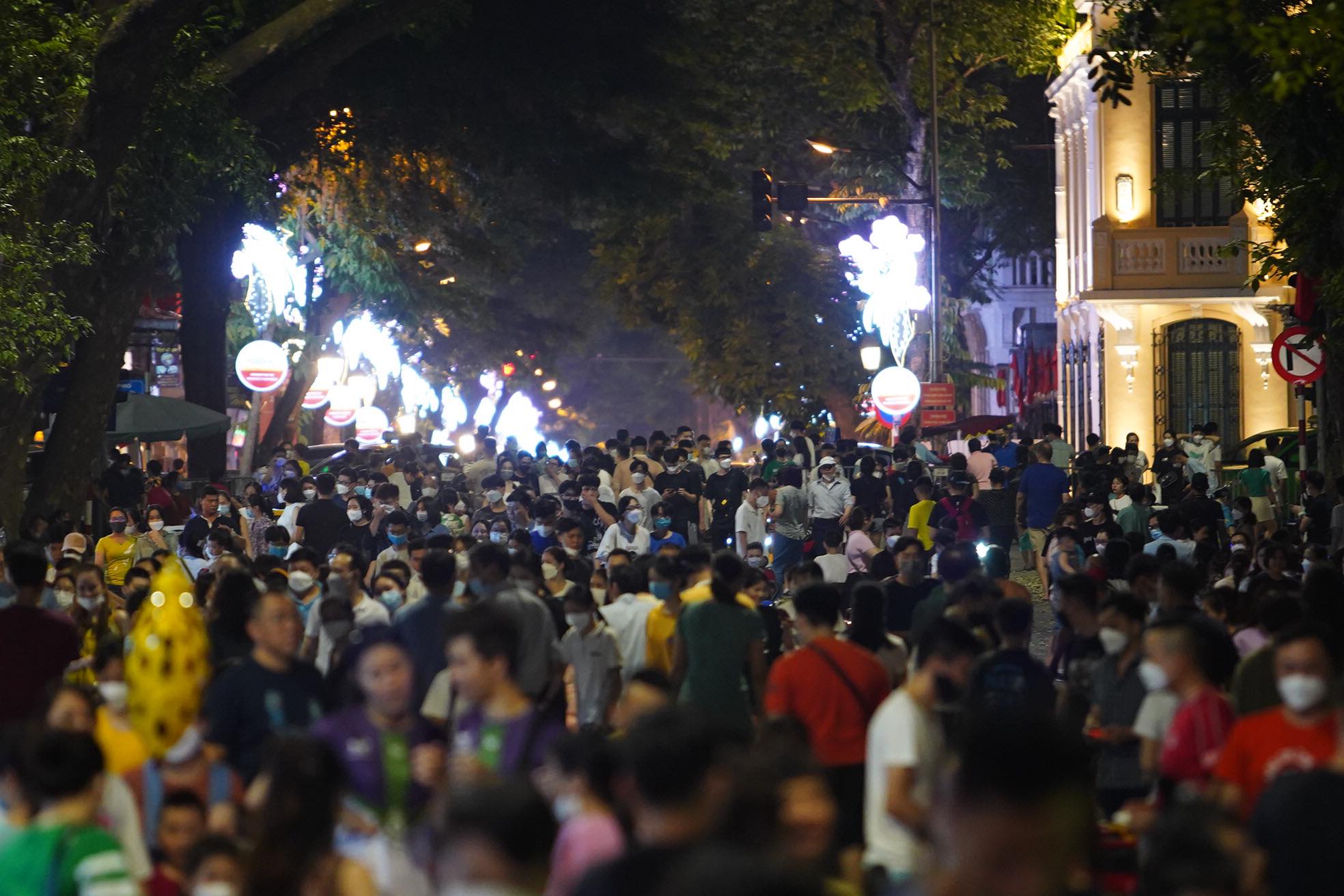 Không khí tối 30/4: Người dân háo hức xem bắn pháo hoa tại TP.HCM, nhiều điểm du lịch đông nghịt - Ảnh 10.