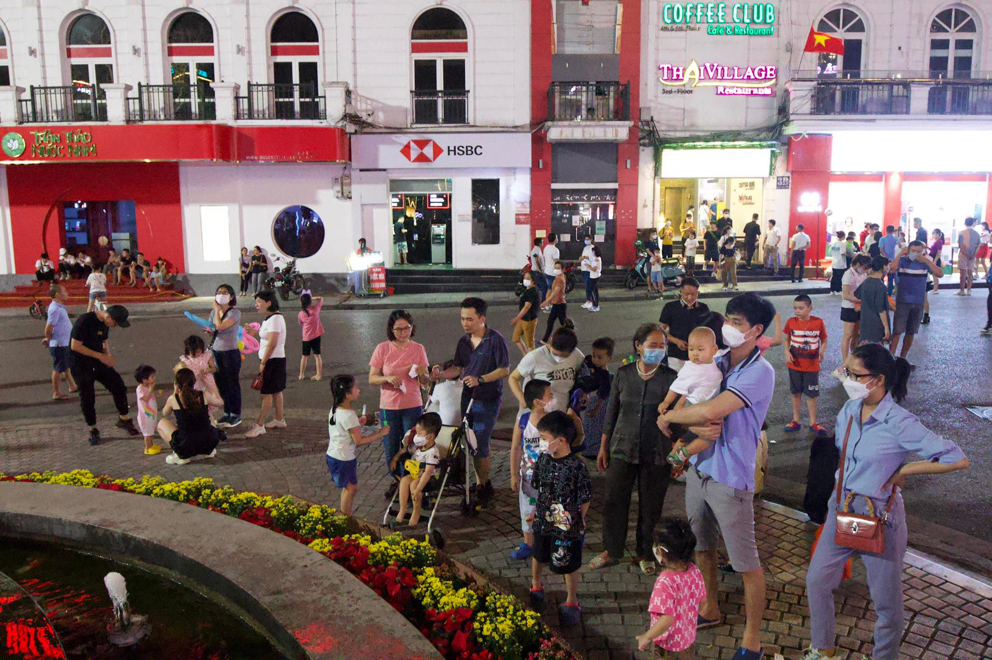 Không khí tối 30/4: Người dân háo hức xem bắn pháo hoa tại TP.HCM, nhiều điểm du lịch đông nghịt - Ảnh 3.