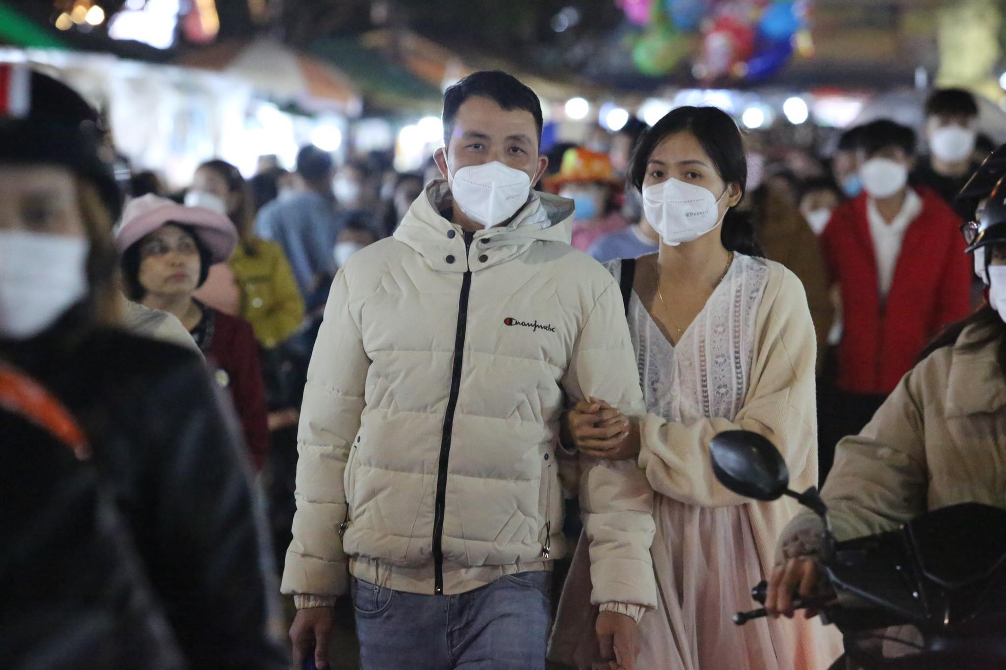 Không khí tối 30/4: Tất cả các điểm du lịch chỉ thấy dòng người ken đặc - Ảnh 7.