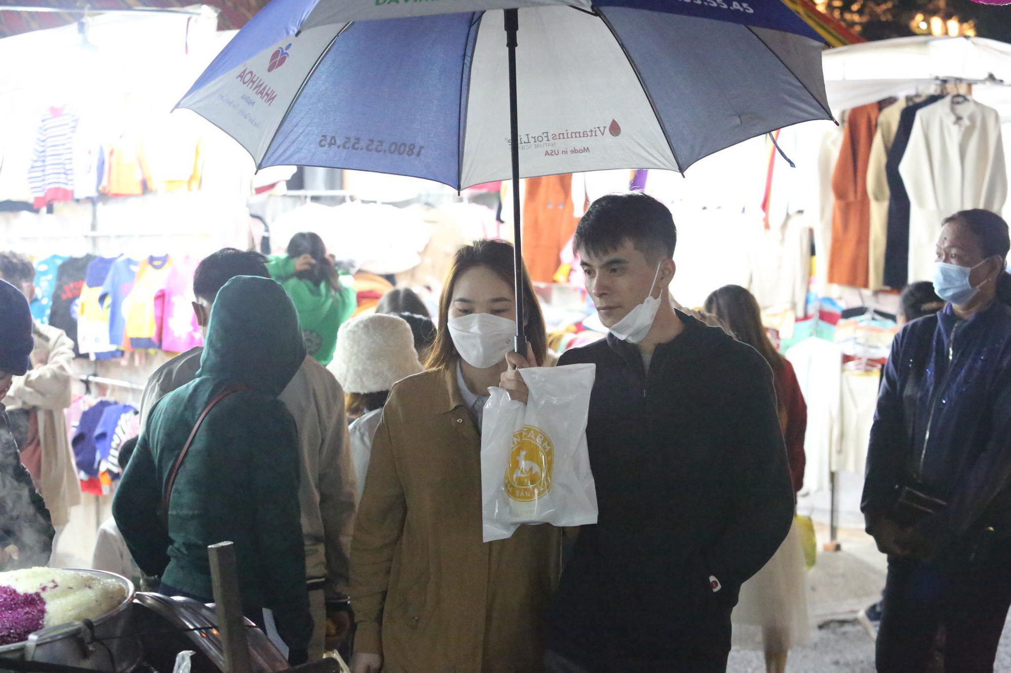 Không khí tối 30/4: Tất cả các điểm du lịch chỉ thấy dòng người ken đặc - Ảnh 6.