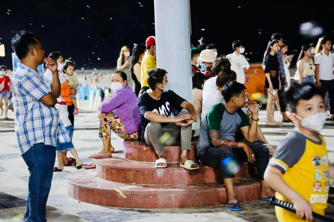 Không khí tối 30/4: Tất cả các điểm du lịch chỉ thấy dòng người ken đặc - Ảnh 9.