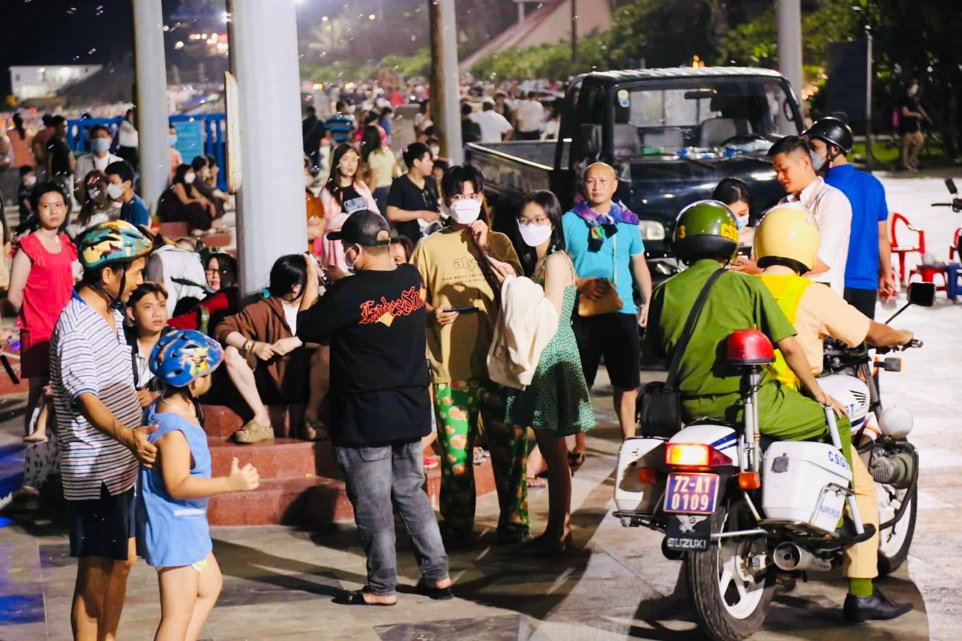 Không khí tối 30/4: Tất cả các điểm du lịch chỉ thấy dòng người ken đặc - Ảnh 8.