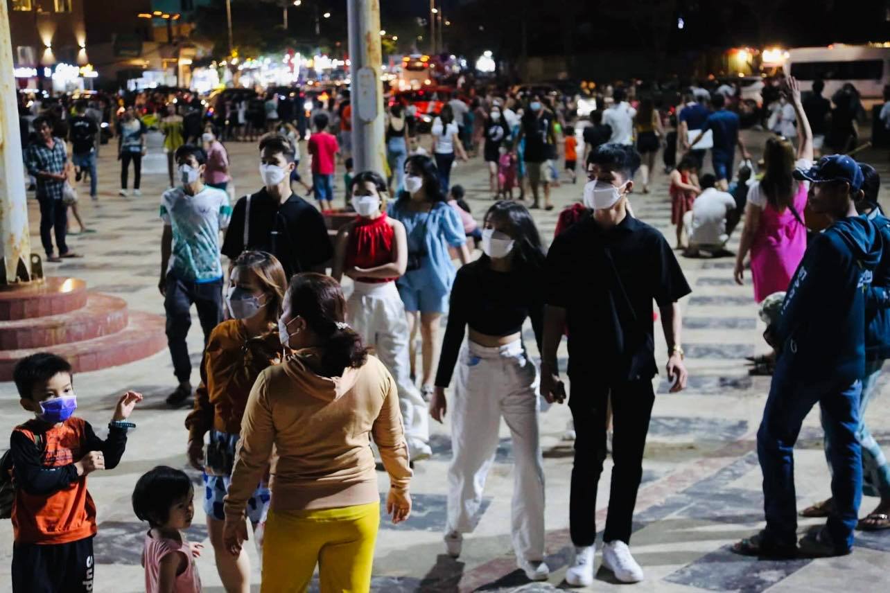 Không khí tối 30/4: Tất cả các điểm du lịch chỉ thấy dòng người ken đặc - Ảnh 3.