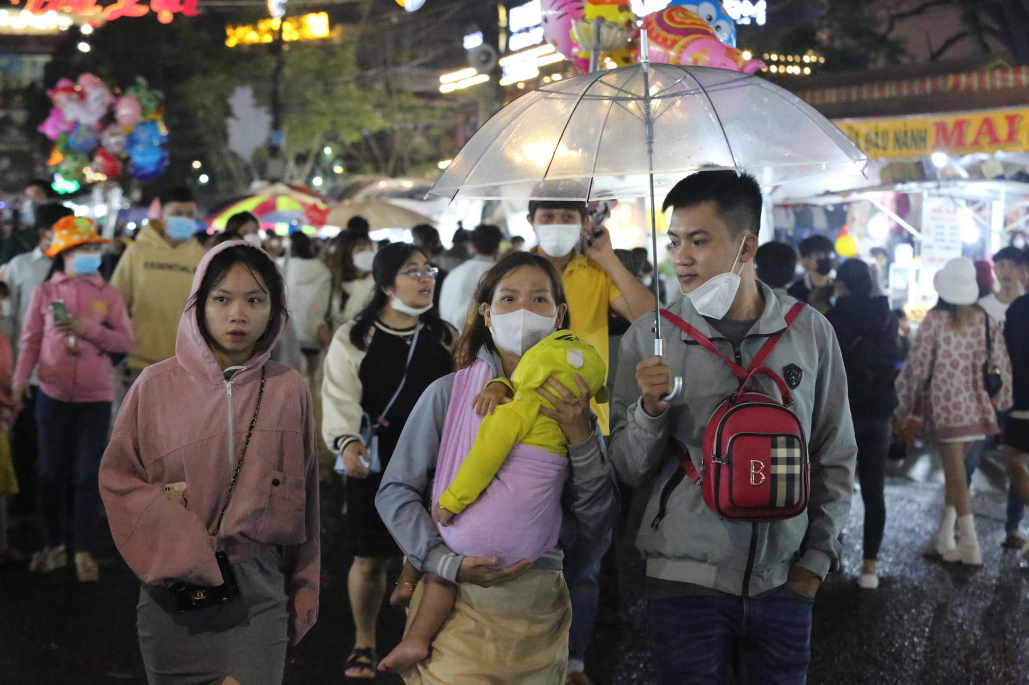 Không khí tối 30/4: Tất cả các điểm du lịch chỉ thấy dòng người ken đặc - Ảnh 8.