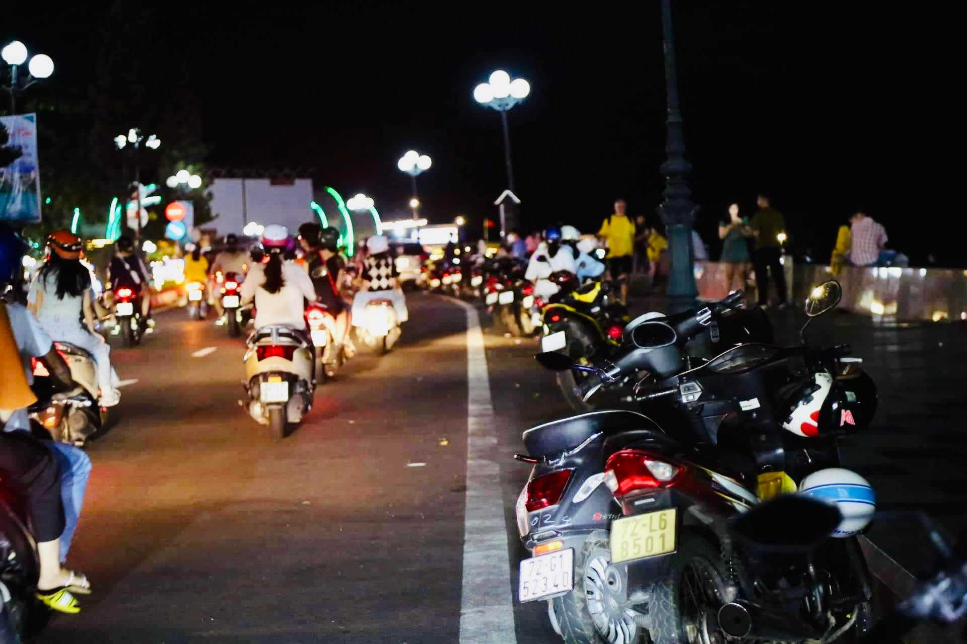 Không khí tối 30/4: Tất cả các điểm du lịch chỉ thấy dòng người ken đặc - Ảnh 2.