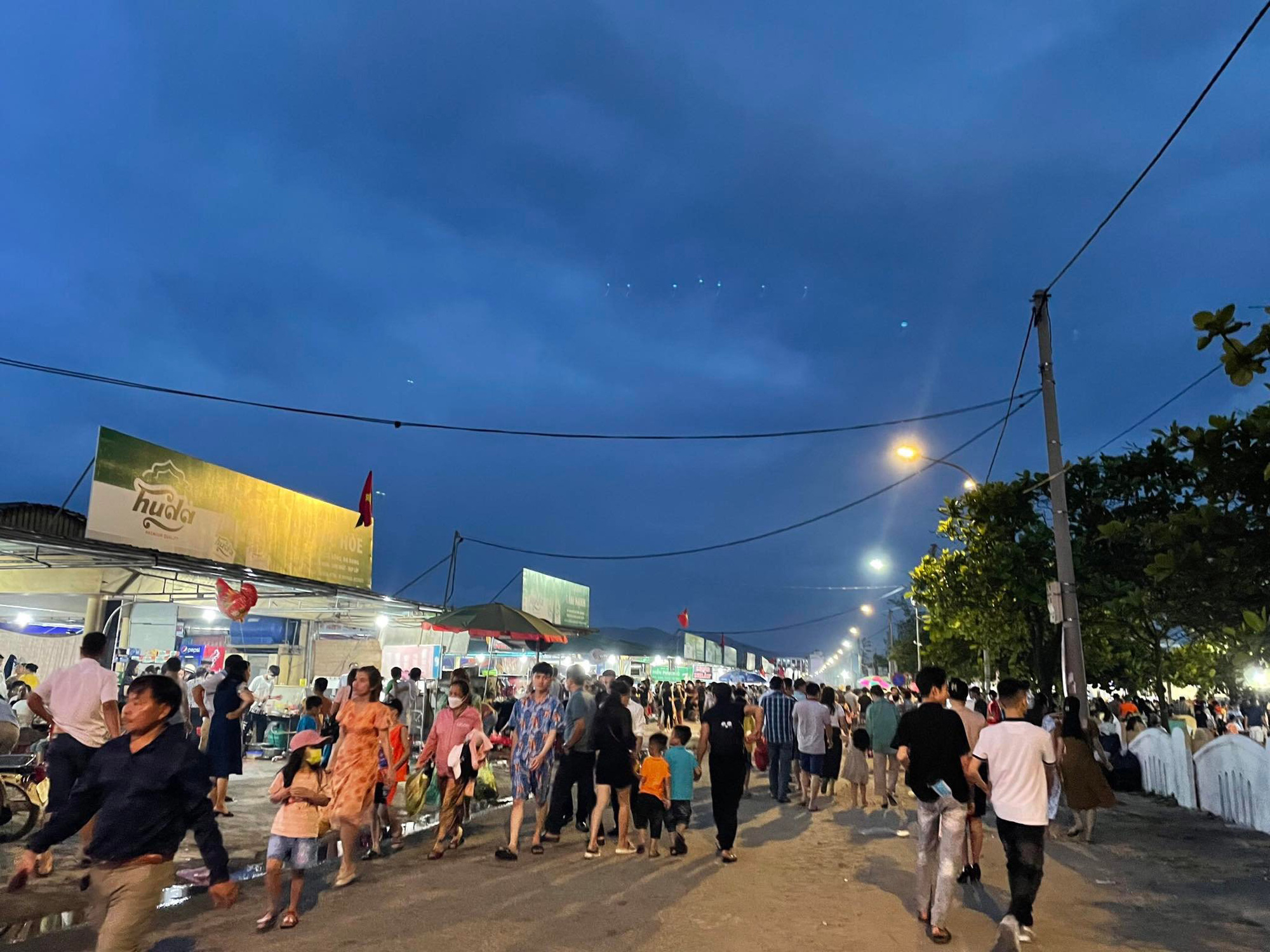 Không khí tối 30/4: Người dân háo hức xem bắn pháo hoa tại TP.HCM, nhiều điểm du lịch đông nghịt - Ảnh 5.