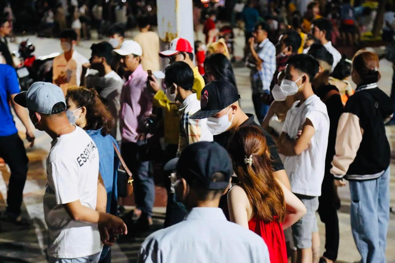 Không khí tối 30/4: Tất cả các điểm du lịch chỉ thấy dòng người ken đặc - Ảnh 10.