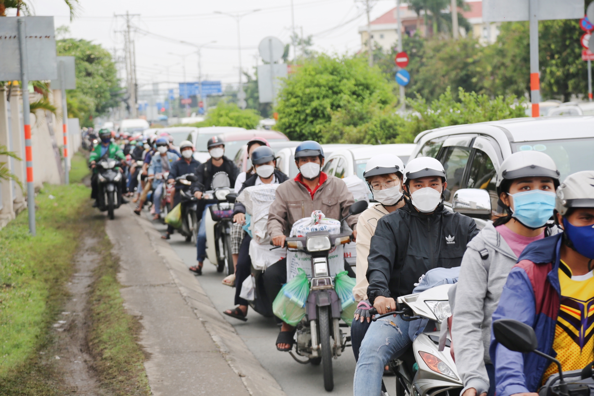 People go to the festival on April 30, the road to Vung Tau is jammed, the driver gets off the bus to chat, eat bread for 2 hours and still have not been able to move - Photo 8.