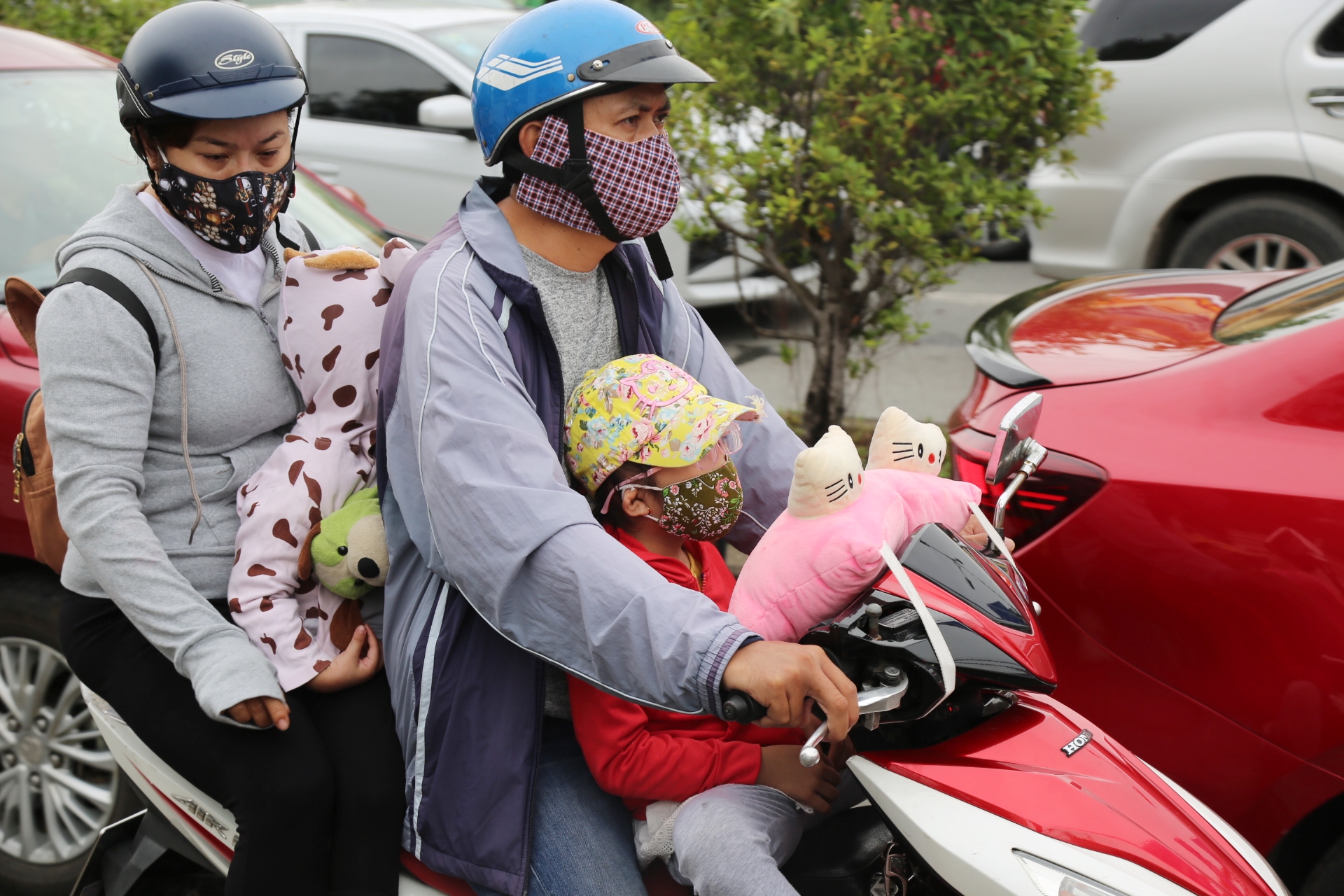 People go to the festival on April 30, the road to Vung Tau is jammed, the driver gets off the bus to chat, eat bread for 2 hours and still can't move - Photo 7.