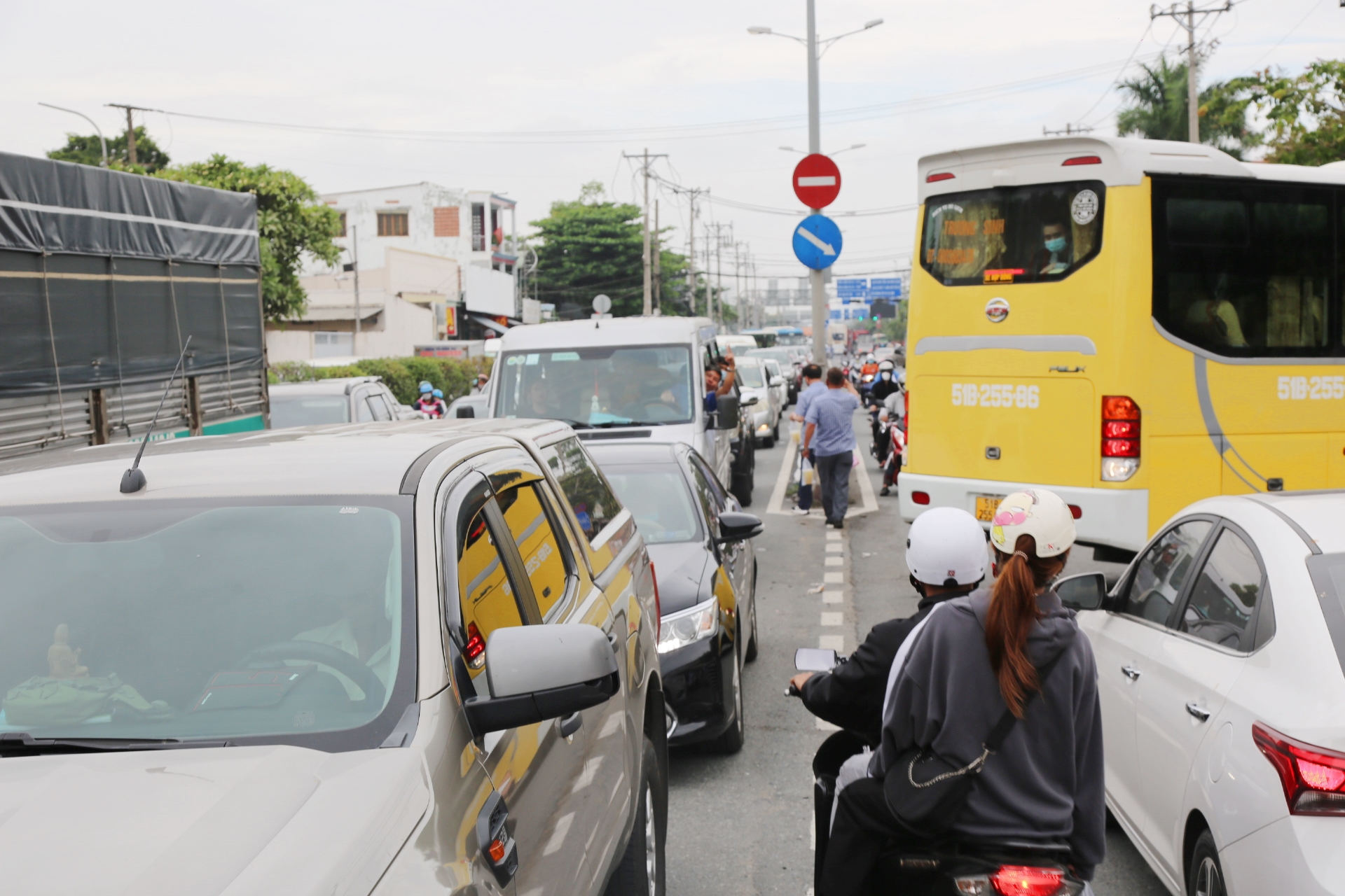 People go to the ceremony on April 30, the road to Vung Tau is jammed, the driver gets off the bus to chat, eat bread for 2 hours and still can't move - Photo 3. People go to the ceremony on April 30, the road to Vung Tau is jammed, the driver gets off the bus to chat, eat bread for 2 hours and still can't move - Photo 3.