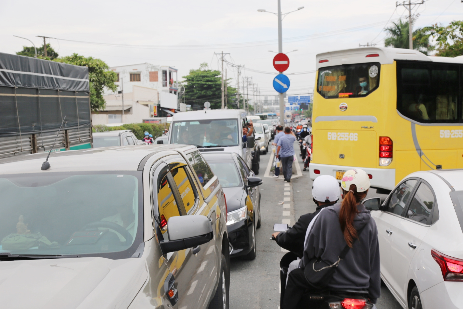 People go to the ceremony on April 30, the road to Vung Tau is jammed, the driver gets off the bus to chat, eat bread for 2 hours and still can't move - Photo 3.