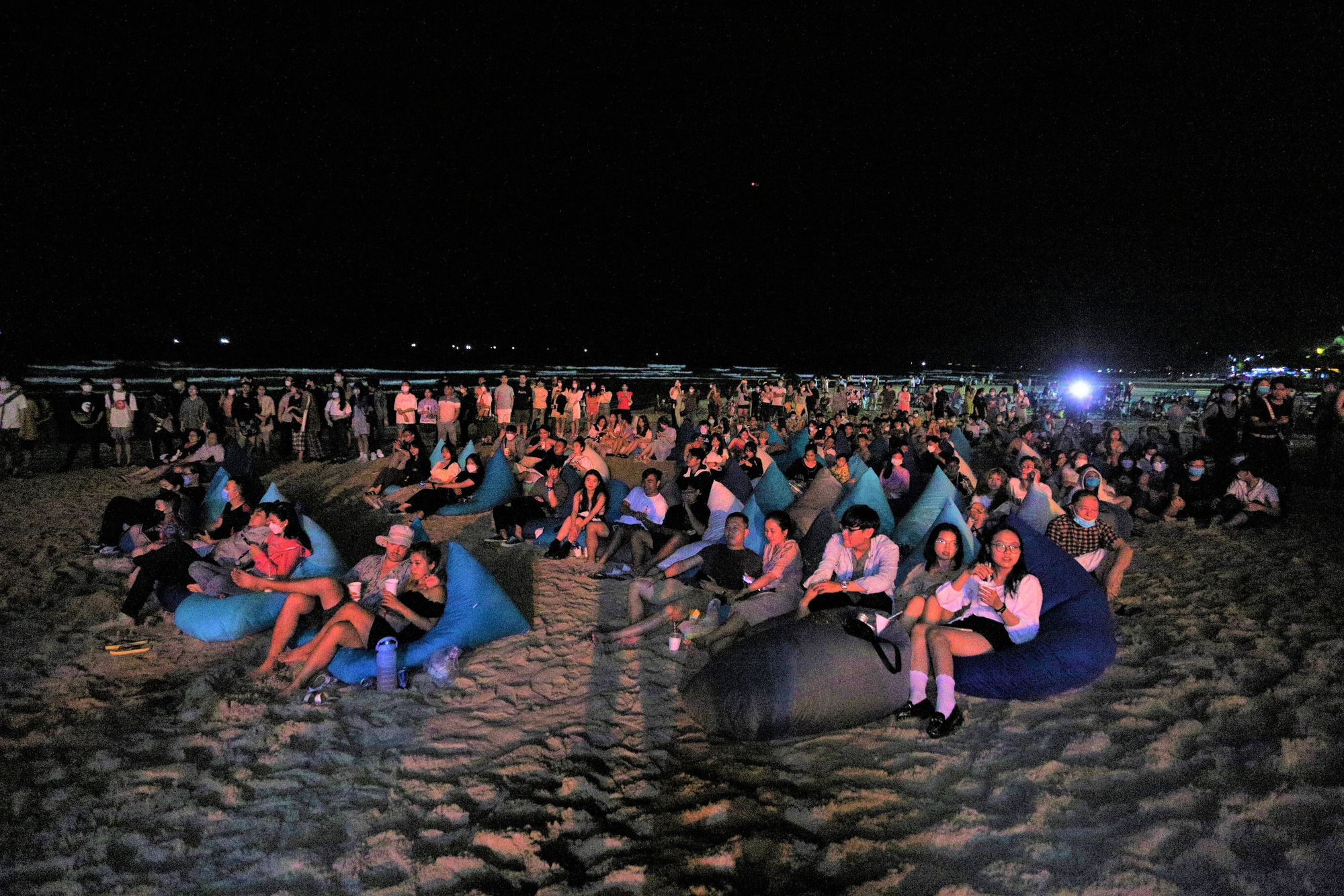 Không khí tối 30/4: Tất cả các điểm du lịch chỉ thấy dòng người ken đặc - Ảnh 16.