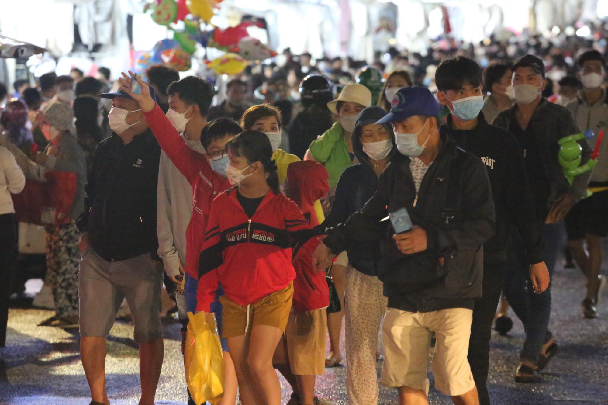 Không khí tối 30/4: Tất cả các điểm du lịch chỉ thấy dòng người ken đặc - Ảnh 3.