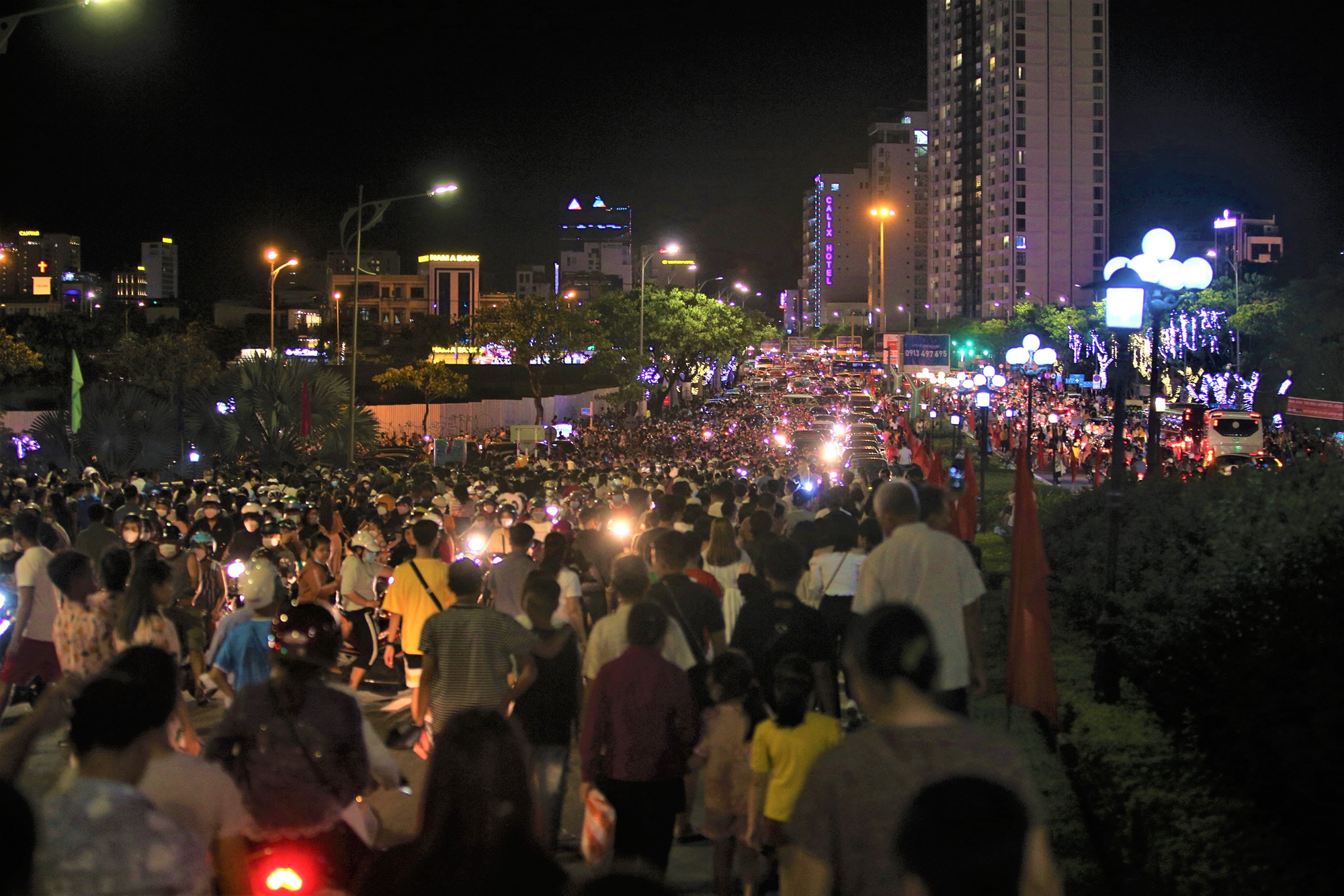 Không khí tối 30/4: Tất cả các điểm du lịch chỉ thấy dòng người ken đặc - Ảnh 6.