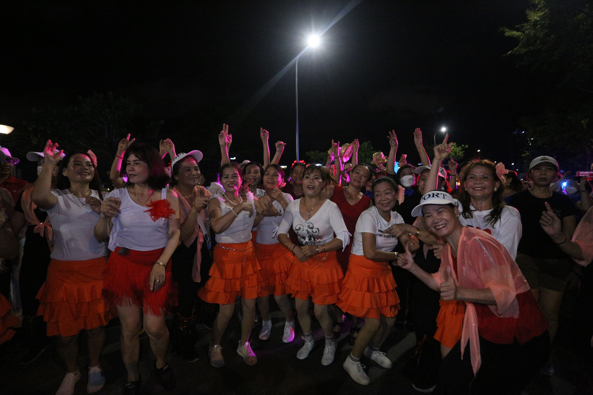 Không khí tối 30/4: Tất cả các điểm du lịch chỉ thấy dòng người ken đặc - Ảnh 4.