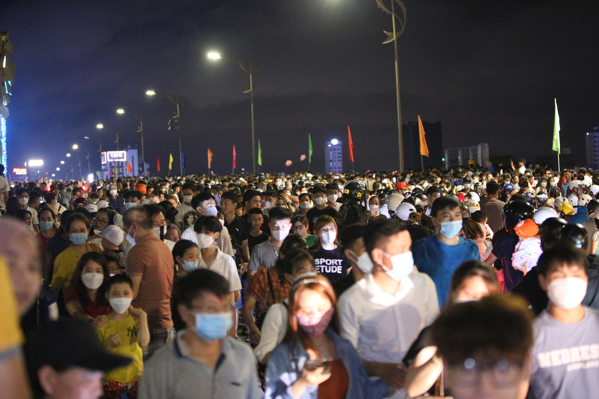 Không khí tối 30/4: Tất cả các điểm du lịch chỉ thấy dòng người ken đặc - Ảnh 3.