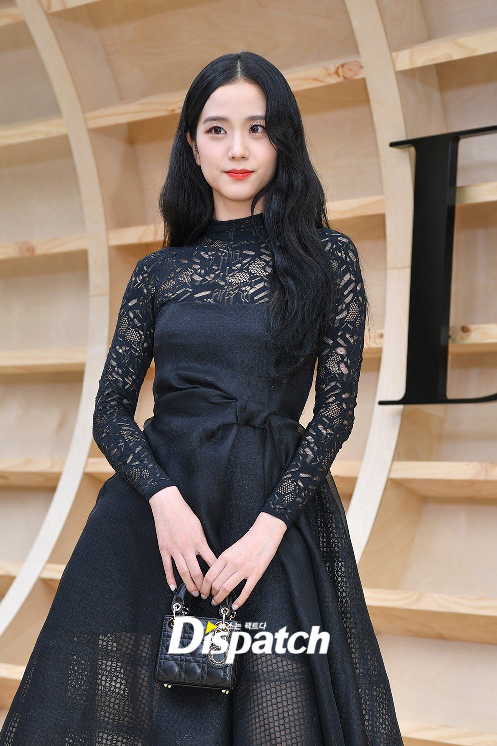 Jisoo xinh ma mị đúng chất đại sứ Dior nhưng vẫn khiến netizen tranh cãi  gay gắt vì 1 vấn đề