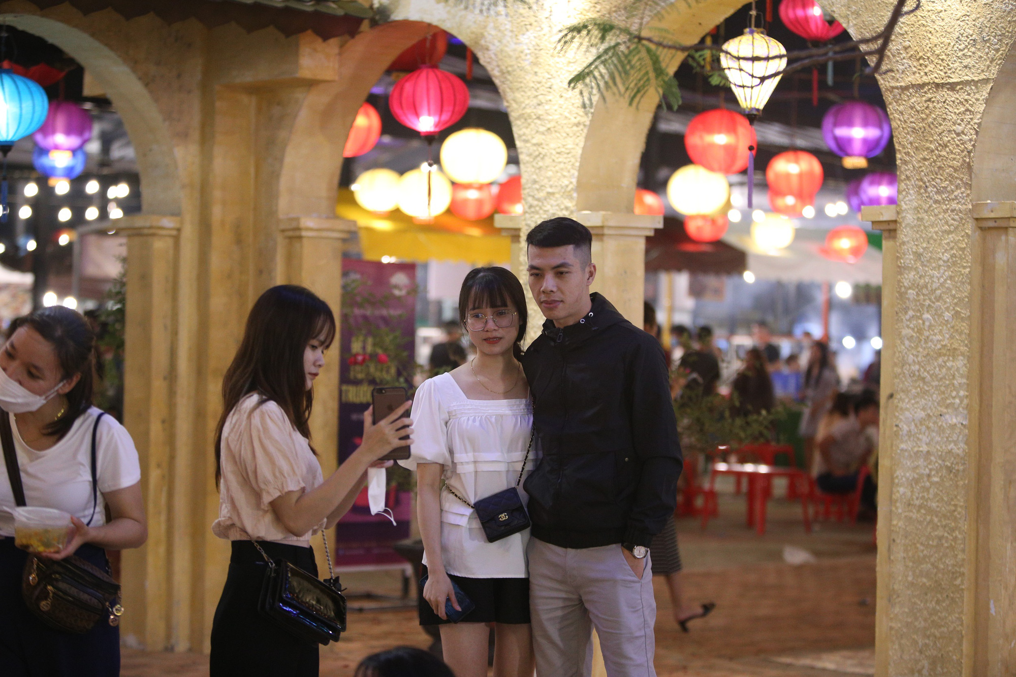 Không khí tối 30/4: Tất cả các điểm du lịch chỉ thấy dòng người ken đặc - Ảnh 11.