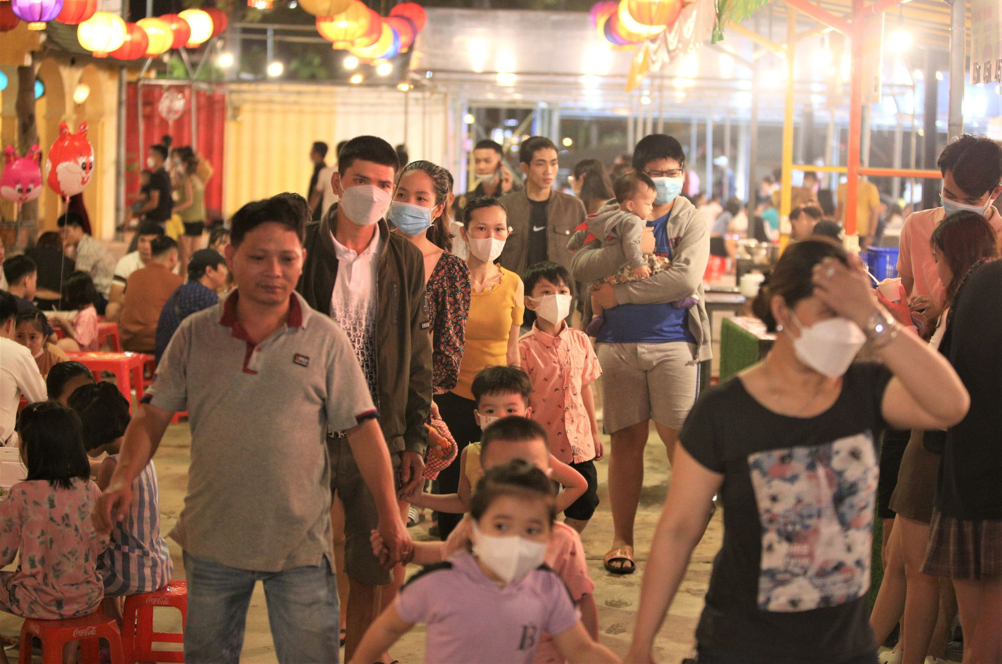 Không khí tối 30/4: Tất cả các điểm du lịch chỉ thấy dòng người ken đặc - Ảnh 13.