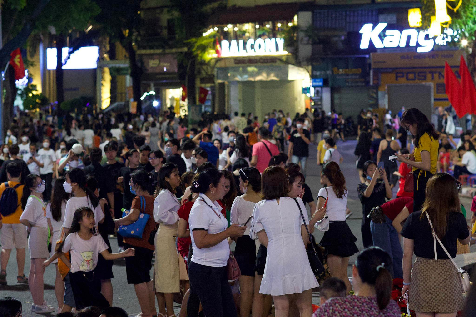 Không khí tối 30/4: Người dân háo hức xem bắn pháo hoa tại TP.HCM, nhiều điểm du lịch đông nghịt - Ảnh 5.