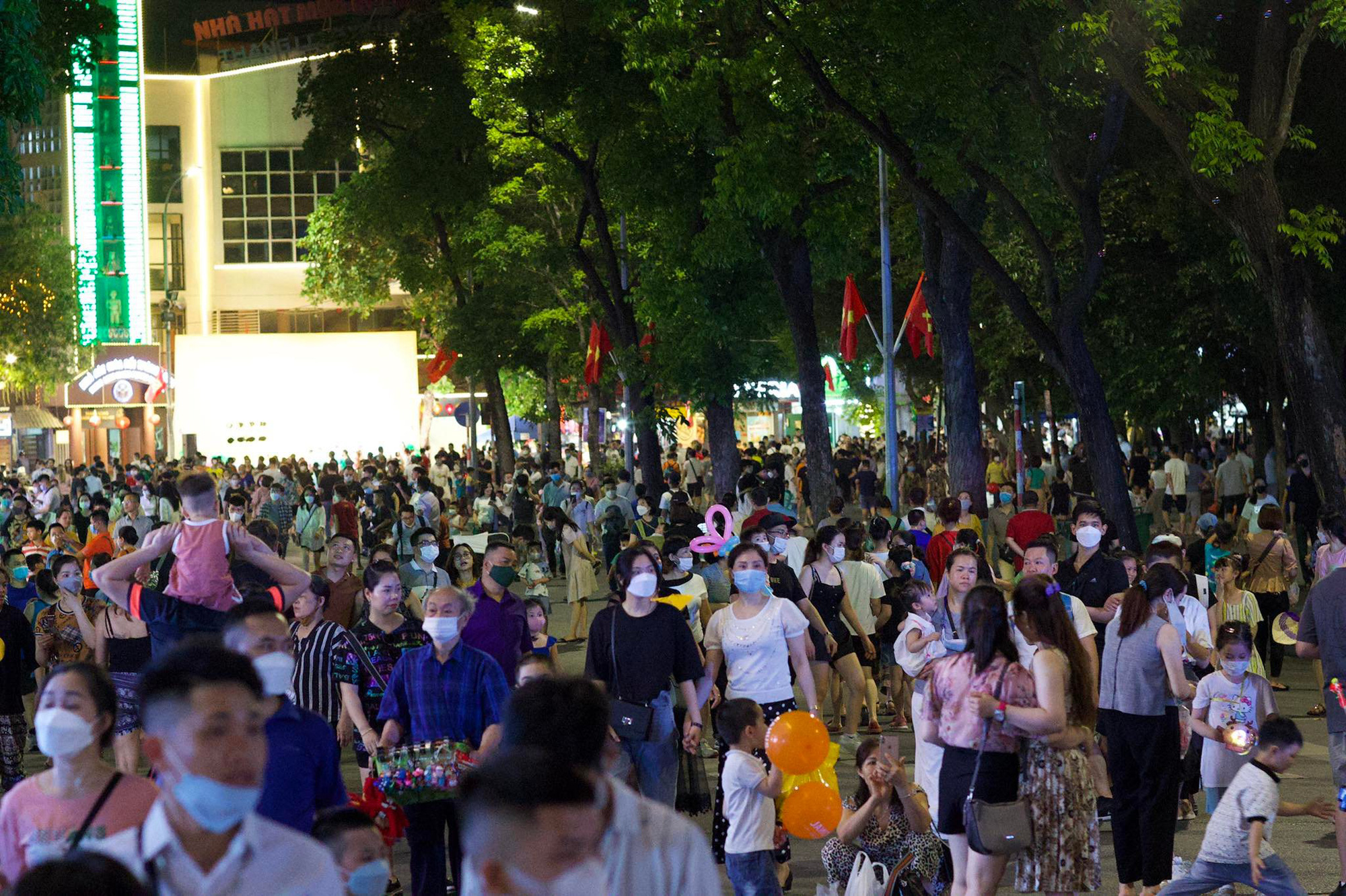Không khí tối 30/4: Người dân háo hức xem bắn pháo hoa tại TP.HCM, nhiều điểm du lịch đông nghịt - Ảnh 6.