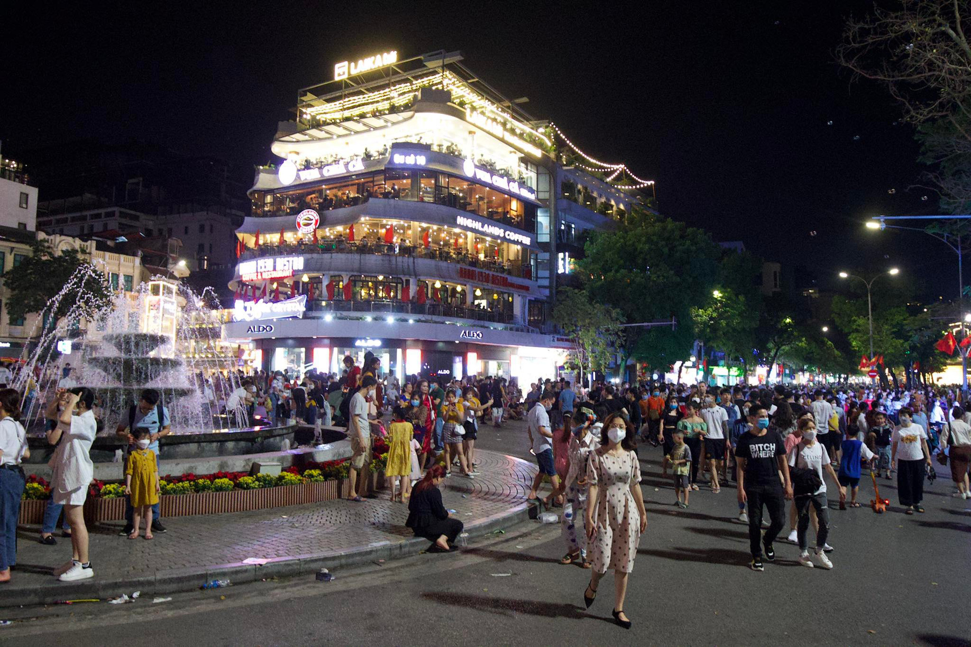 Không khí tối 30/4: Người dân háo hức xem bắn pháo hoa tại TP.HCM, nhiều điểm du lịch đông nghịt - Ảnh 1.