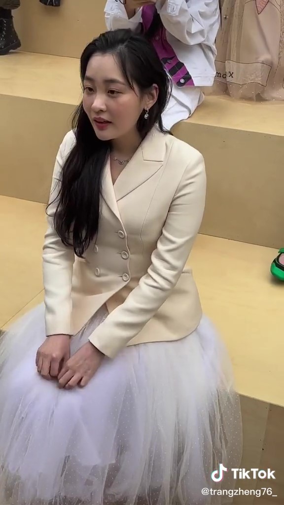 Nhan sắc sao Hàn dự show Dior qua camera thường: Jisoo - Suzy xinh bất chấp, Yeri nhạt nhòa vì makeup phản chủ - Ảnh 14.