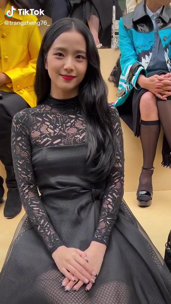 Nhan sắc sao Hàn dự show Dior qua camera thường: Jisoo - Suzy xinh bất chấp, Yeri nhạt nhòa vì makeup phản chủ - Ảnh 2.