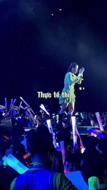 Nữ ca sĩ hoang mang khi bị khán giả xịt nước vào mũi, nói một câu khiến netizen dở khóc dở cười - Ảnh 3.